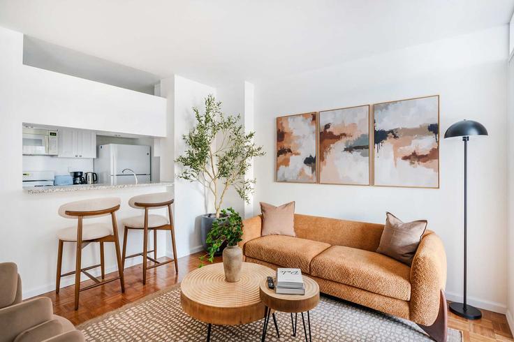 Manhattan, New York에 위치한 Building West 43rd Street - urbanfurnished-guesty - 1471717 유닛의 세련된 인테리어가 돋보이는 거실