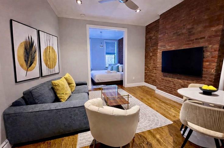 Elegant gestaltetes Wohnzimmer mit moderner Einrichtung in einer Wohnung im Building Mott Street - urbanfurnished-guesty - 1474771 in Manhattan, New York