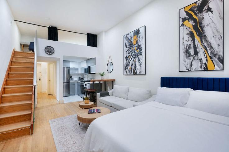 Building East 75th Street - urbanfurnished-guesty - 1021829 - NYC adresindeki bir dairede modern mobilyalarla zarif bir şekilde tasarlanmış oturma odası Manhattan, New York