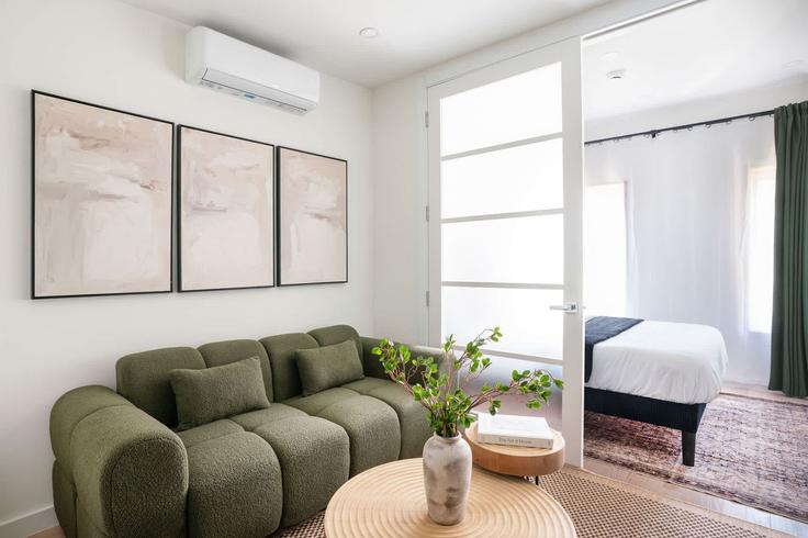 Salle de séjour élégante avec mobilier moderne dans un appartement à Building East 22nd Street - urbanfurnished-guesty - 1530421 à Manhattan, New York