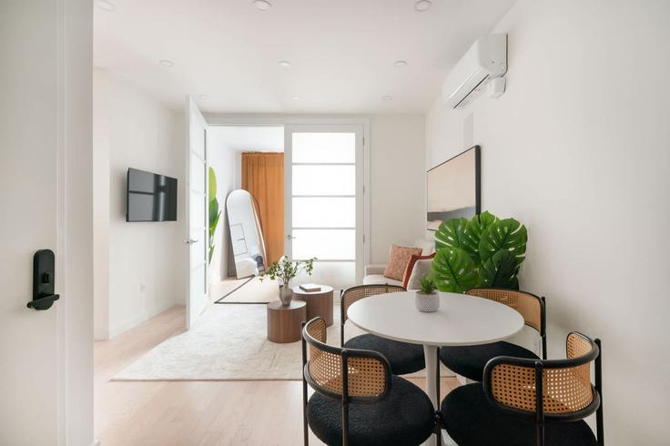 Manhattan, New York에 위치한 Building East 78th Street - urbanfurnished-guesty - 1530420 유닛의 세련된 인테리어가 돋보이는 거실