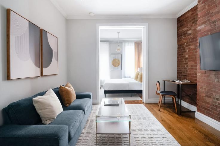 Building Mott Street - urbanfurnished-guesty - 1474771 adresindeki bir dairede modern mobilyalarla zarif bir şekilde tasarlanmış oturma odası Manhattan, New York