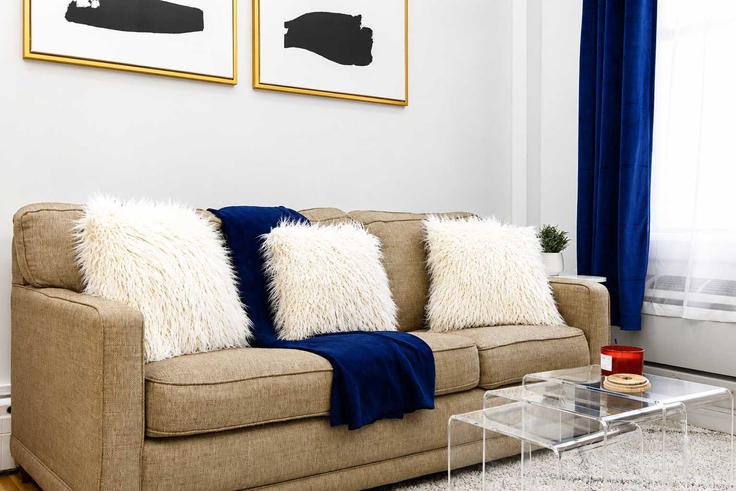 Elegant gestaltetes Wohnzimmer mit moderner Einrichtung in einer Wohnung im Building East 61st Street - urbanfurnished-guesty - 1021834 - NYC in Manhattan, New York Elegant gestaltetes Wohnzimmer mit moderner Einrichtung in einer Wohnung im Building East 61st Street - urbanfurnished-guesty - 1021834 - NYC in Manhattan, New York