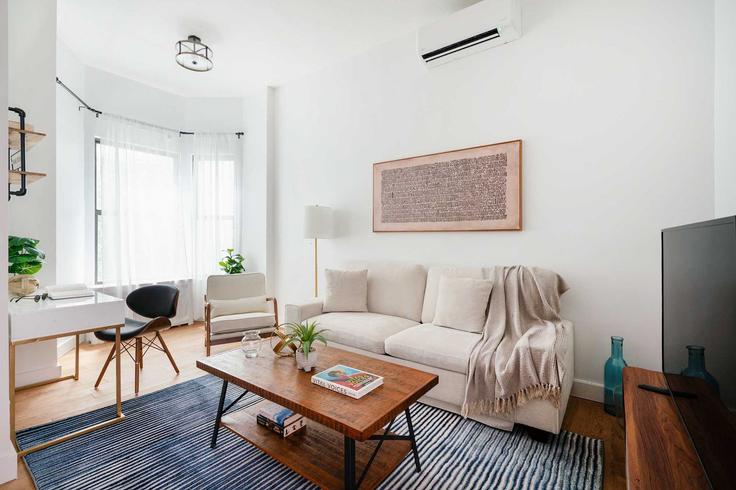 Building West 97th Street - urbanfurnished-guesty - 1583756 adresindeki bir dairede modern mobilyalarla zarif bir şekilde tasarlanmış oturma odası Manhattan, New York Building West 97th Street - urbanfurnished-guesty - 1583756 adresindeki bir dairede modern mobilyalarla zarif bir şekilde tasarlanmış oturma odası Manhattan, New York