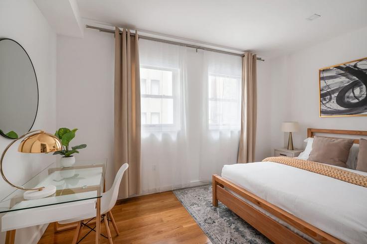 New York Manhattan에 위치한 East 13th Street 1021952P의 4침실 가구 완비 유닛, 사진 1