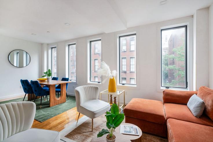 Salle de séjour élégante avec mobilier moderne dans un appartement à Building East 13th Street - urbanfurnished-guesty - 1021952 - NYC à Manhattan, New York Salle de séjour élégante avec mobilier moderne dans un appartement à Building East 13th Street - urbanfurnished-guesty - 1021952 - NYC à Manhattan, New York