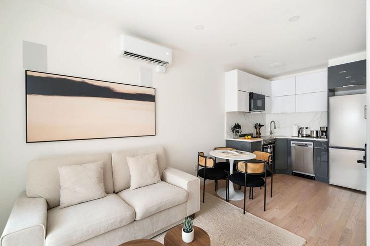 Building East 78th Street - urbanfurnished-guesty - 1625002 adresindeki bir dairede modern mobilyalarla zarif bir şekilde tasarlanmış oturma odası Manhattan, New York Building East 78th Street - urbanfurnished-guesty - 1625002 adresindeki bir dairede modern mobilyalarla zarif bir şekilde tasarlanmış oturma odası Manhattan, New York