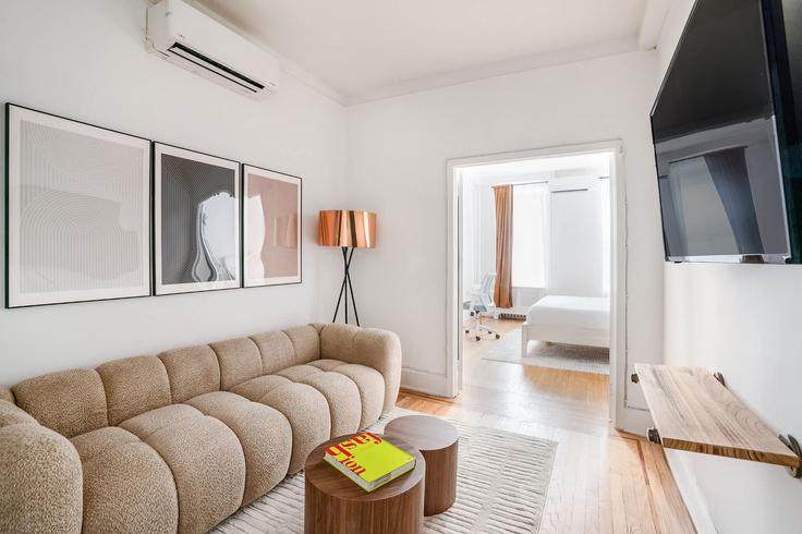 Manhattan, New York에 위치한 Building York Avenue - urbanfurnished-guesty - 1021866 - NYC 유닛의 세련된 인테리어가 돋보이는 거실 Manhattan, New York에 위치한 Building York Avenue - urbanfurnished-guesty - 1021866 - NYC 유닛의 세련된 인테리어가 돋보이는 거실
