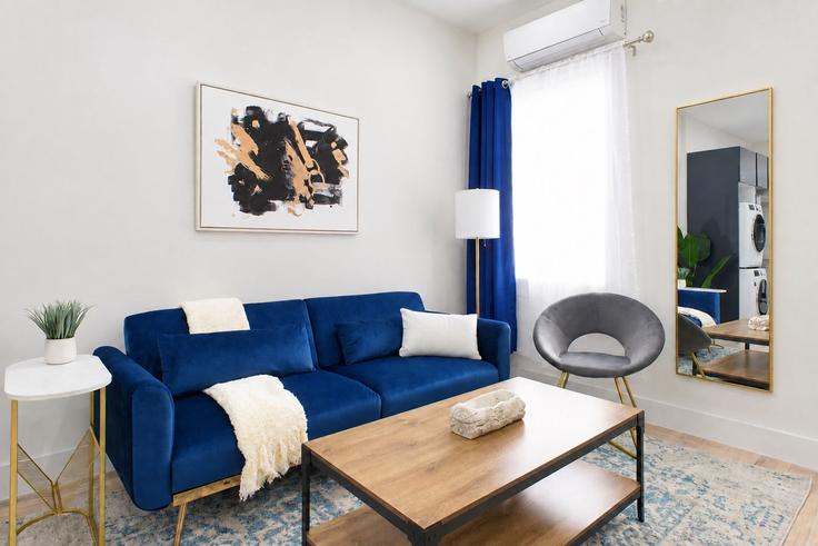 Elegant gestaltetes Wohnzimmer mit moderner Einrichtung in einer Wohnung im Building East 78th Street - urbanfurnished-guesty - 1021892 - NYC in Manhattan, New York Elegant gestaltetes Wohnzimmer mit moderner Einrichtung in einer Wohnung im Building East 78th Street - urbanfurnished-guesty - 1021892 - NYC in Manhattan, New York