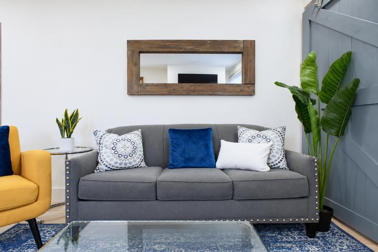 Building East 75th Street - urbanfurnished-guesty - 1021953 - NYC adresindeki bir dairede modern mobilyalarla zarif bir şekilde tasarlanmış oturma odası Manhattan, New York Building East 75th Street - urbanfurnished-guesty - 1021953 - NYC adresindeki bir dairede modern mobilyalarla zarif bir şekilde tasarlanmış oturma odası Manhattan, New York