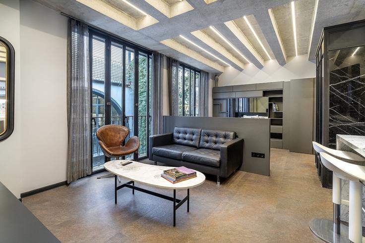 Elegant gestaltetes Wohnzimmer mit moderner Einrichtung in einer Wohnung im Building Boğazkesen Caddesi - urbanquarters - 1273337 - IST in Beyoğlu, İstanbul Elegant gestaltetes Wohnzimmer mit moderner Einrichtung in einer Wohnung im Building Boğazkesen Caddesi - urbanquarters - 1273337 - IST in Beyoğlu, İstanbul