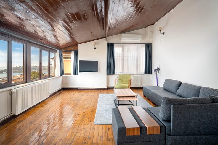 Elegante sala de estar con mobiliario moderno en un apartamento en Building Postacılar Sokak - urbanquarters - 1351839 en Beyoğlu, İstanbul