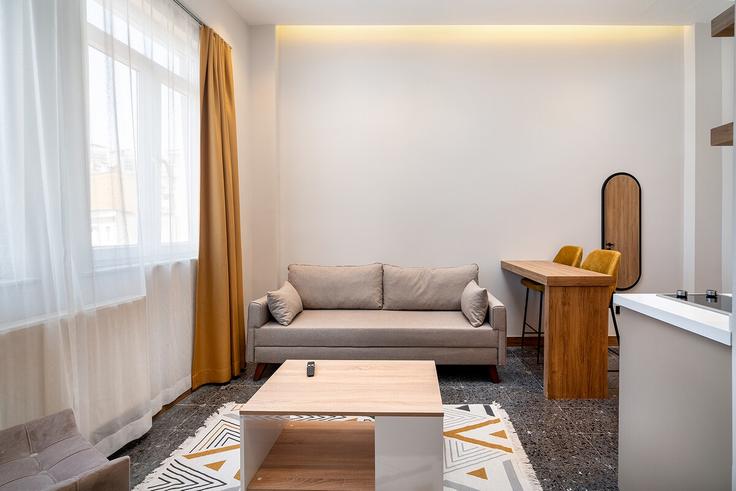 Elegant gestaltetes Wohnzimmer mit moderner Einrichtung in einer Wohnung im Building Boğazkesen Caddesi - urbanquarters - 1273319 - IST in Beyoğlu, İstanbul Elegant gestaltetes Wohnzimmer mit moderner Einrichtung in einer Wohnung im Building Boğazkesen Caddesi - urbanquarters - 1273319 - IST in Beyoğlu, İstanbul