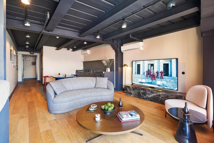 Salle de séjour élégante avec mobilier moderne dans un appartement à Building Meşrutiyet Caddesi - urbanquarters - 1273321 - IST à Beyoğlu, İstanbul