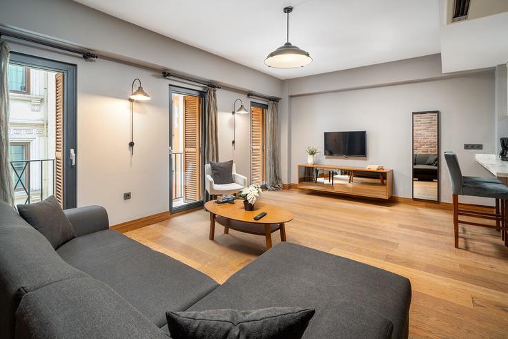 Salle de séjour élégante avec mobilier moderne dans un appartement à Building Gönül Sokak - urbanquarters - 1273343 - IST à Beyoğlu, İstanbul