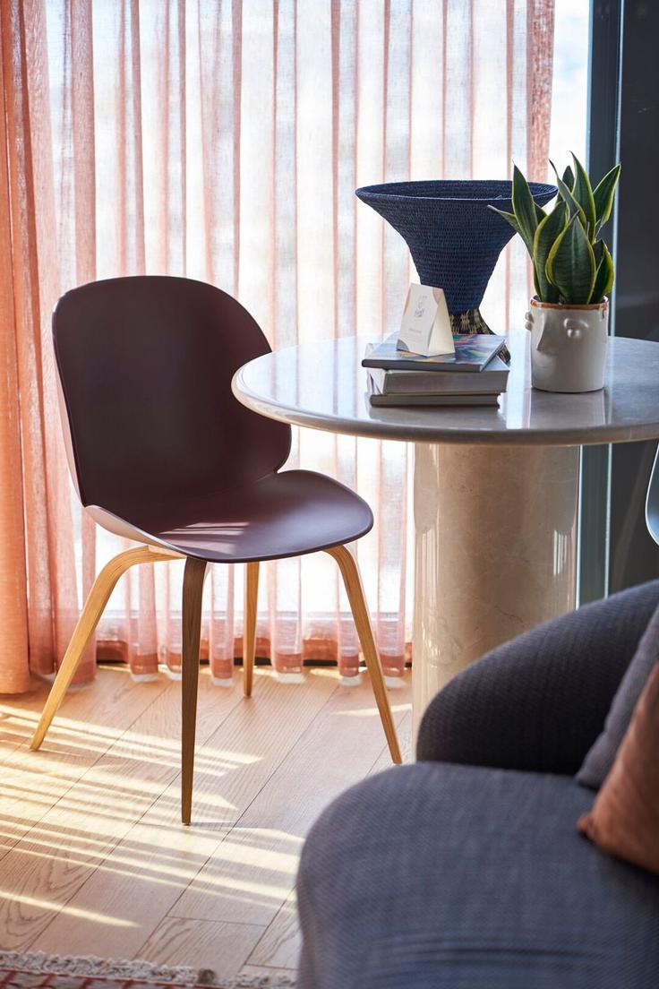 Salle de séjour élégante avec mobilier moderne dans un appartement à Building Meşrutiyet Caddesi - urbanquarters - 1273342 - IST à Beyoğlu, İstanbul