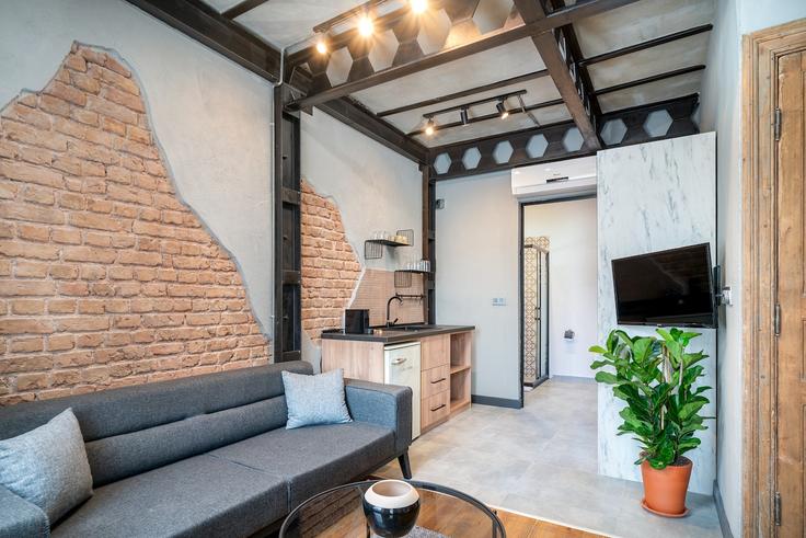 Elegante sala de estar con mobiliario moderno en un apartamento en Building Karantina Sokak - urbanquarters - 1273838 - IST en Beyoğlu, İstanbul