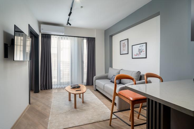 Elegante sala de estar con mobiliario moderno en un apartamento en Building Kadiriler Yokuşu - urbanquarters - 1045173 - IST en Beyoğlu, İstanbul