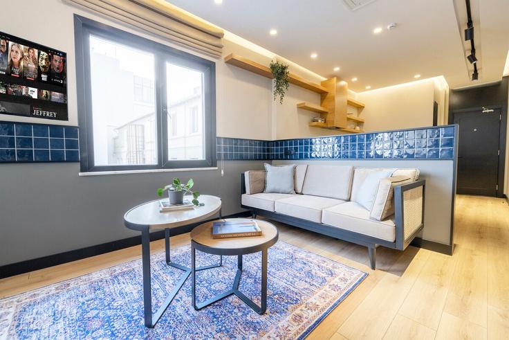 Elegante sala de estar con mobiliario moderno en un apartamento en Building İstiklal Caddesi - urbanquarters - 1273839 - IST en Beyoğlu, İstanbul
