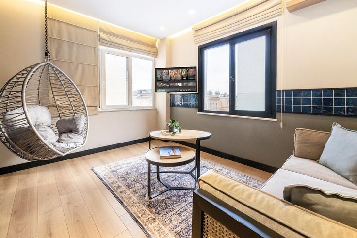 Elegant gestaltetes Wohnzimmer mit moderner Einrichtung in einer Wohnung im Building İstiklal Caddesi - urbanquarters - 1045185 - IST in Beyoğlu, İstanbul Elegant gestaltetes Wohnzimmer mit moderner Einrichtung in einer Wohnung im Building İstiklal Caddesi - urbanquarters - 1045185 - IST in Beyoğlu, İstanbul