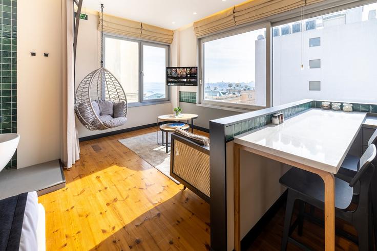 Elegante sala de estar con mobiliario moderno en un apartamento en Building İstiklal Caddesi - urbanquarters - 1045161 - IST en Beyoğlu, İstanbul