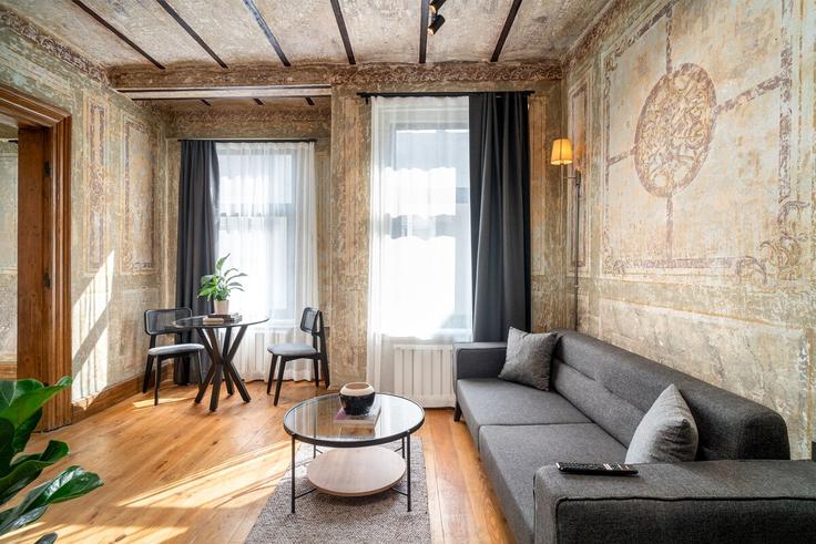 Salle de séjour élégante avec mobilier moderne dans un appartement à Building Karantina Sokak - urbanquarters - 1273344 - IST à Beyoğlu, İstanbul