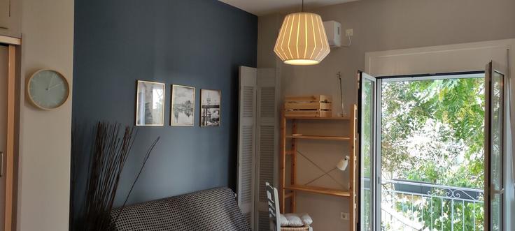 Elegant gestaltetes Wohnzimmer mit moderner Einrichtung in einer Wohnung im Building Spetson - urbapp - 1513653 in Central Athens, Athens