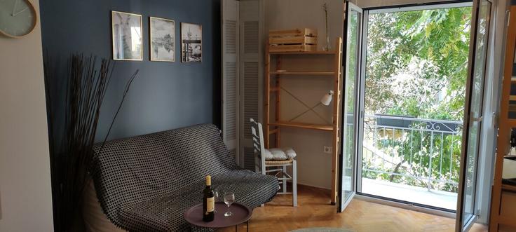 Central Athens, Athens에 위치한 Building Spetson - urbapp - 1513653 유닛의 세련된 인테리어가 돋보이는 거실 Central Athens, Athens에 위치한 Building Spetson - urbapp - 1513653 유닛의 세련된 인테리어가 돋보이는 거실