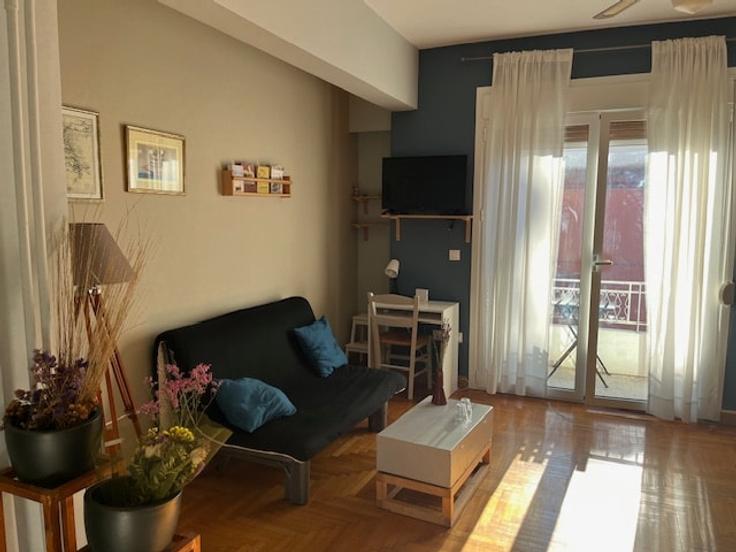 Salle de séjour élégante avec mobilier moderne dans un appartement à Building Ioánnou Drosopoúlou - urbapp - 1513696 à Central Athens, Athens