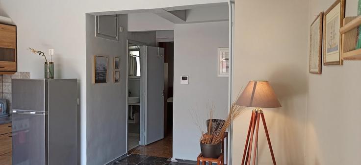Central Athens, Athens에 위치한 Building Ioánnou Drosopoúlou - urbapp - 1513696 유닛의 세련된 인테리어가 돋보이는 거실 Central Athens, Athens에 위치한 Building Ioánnou Drosopoúlou - urbapp - 1513696 유닛의 세련된 인테리어가 돋보이는 거실