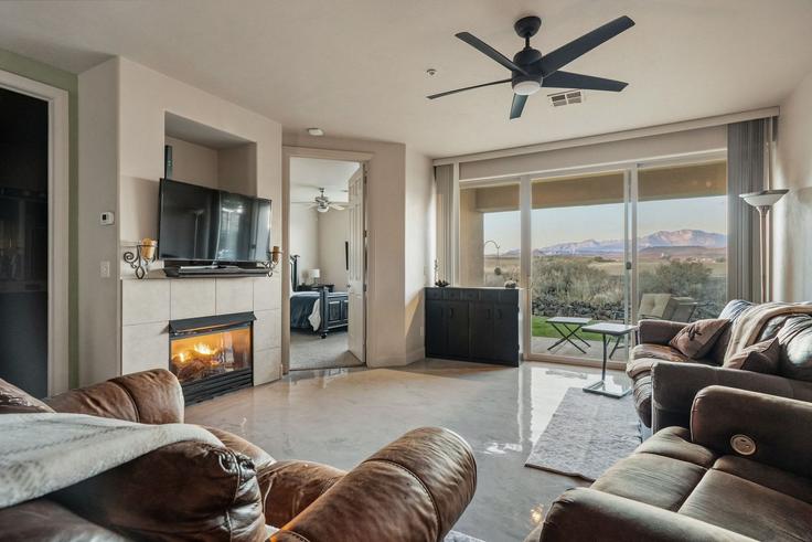 St. George St. GeorgeのBuilding North Country Lane - utahs-best-vacation-rentals - 1389634のアパートメントにある、モダンな家具を備えたエレガントなデザインのリビングルーム