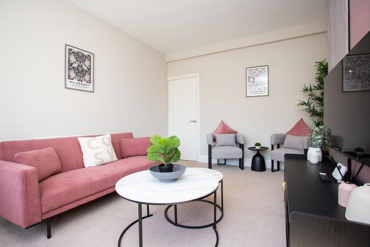 Elegant gestaltetes Wohnzimmer mit moderner Einrichtung in einer Wohnung im Building Lydia Terrace - vacant-nests-1 - 1605838 in Bishop Auckland, Bishop Auckland