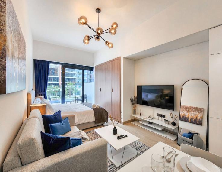 Elegant gestaltetes Wohnzimmer mit moderner Einrichtung in einer Wohnung im Building Tariaq Bedon Esm - vacant-nests - 1351327 in Nad Al Sheba, Dubai