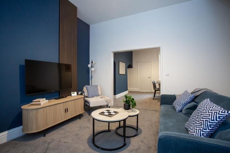Sala de estar elegantemente projetada com móveis modernos em um apartamento no Building Freda Street - vacant-nests - 1463274 em City of Sunderland, Sunderland