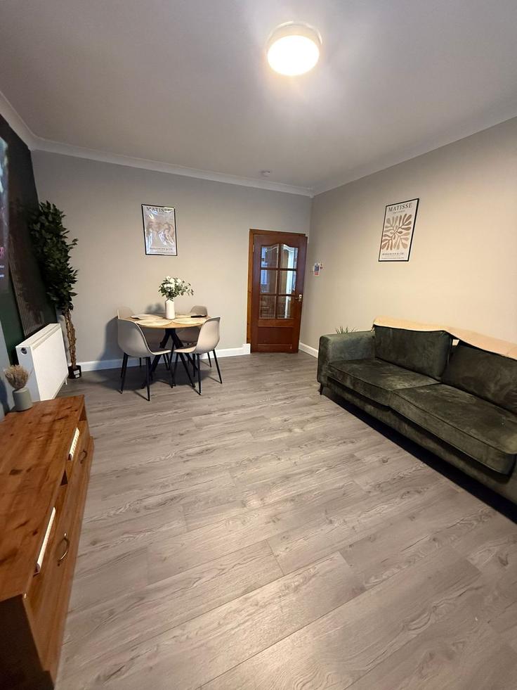 Building Main Street - vacant-nests - 1363955 adresindeki bir dairede modern mobilyalarla zarif bir şekilde tasarlanmış oturma odası Banton, Glasgow Building Main Street - vacant-nests - 1363955 adresindeki bir dairede modern mobilyalarla zarif bir şekilde tasarlanmış oturma odası Banton, Glasgow