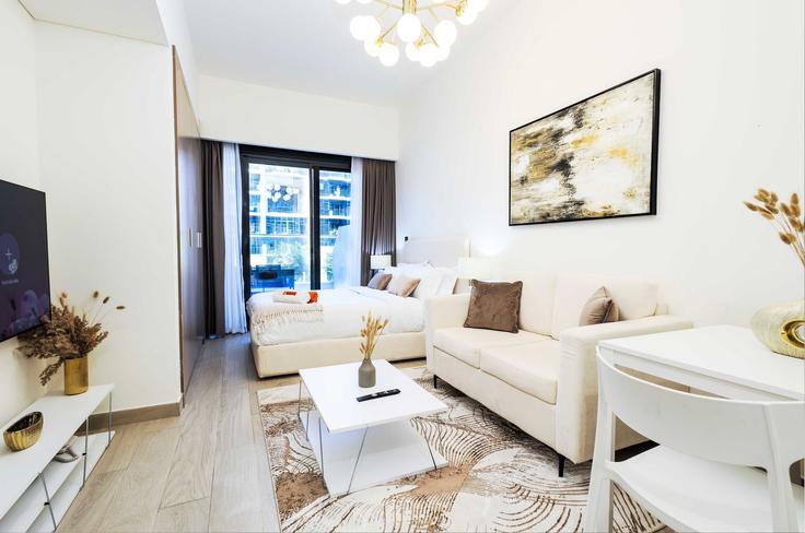 Sala de estar elegantemente projetada com móveis modernos em um apartamento no Building Tariaq Bedon Esm - vacant-nests - 1351341 em Nad Al Sheba, Dubai