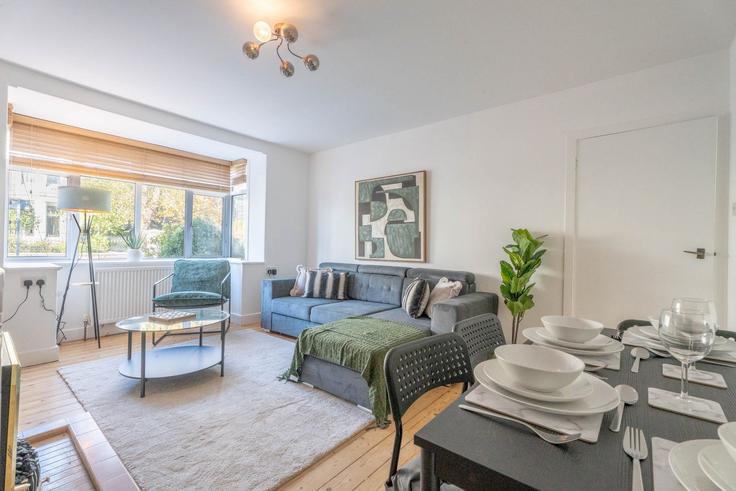 Elegante sala de estar con mobiliario moderno en un apartamento en Building Great Western Road - vacant-nests - 1351336 en Ashley and Broomhill, Aberdeen Elegante sala de estar con mobiliario moderno en un apartamento en Building Great Western Road - vacant-nests - 1351336 en Ashley and Broomhill, Aberdeen