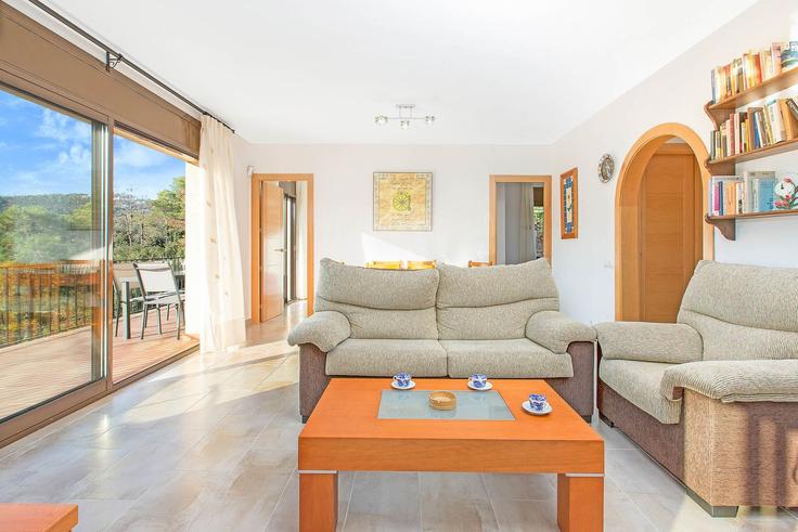 Sala de estar elegantemente projetada com móveis modernos em um apartamento no Building Carrer del Penedès - vacanzes - 1472964 em Lloret de Mar, Lloret de Mar Sala de estar elegantemente projetada com móveis modernos em um apartamento no Building Carrer del Penedès - vacanzes - 1472964 em Lloret de Mar, Lloret de Mar