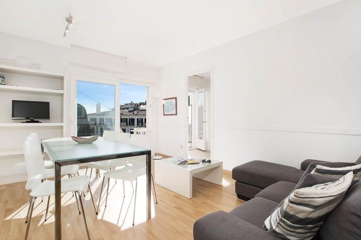 Building Carrer de Santa Rosa - vacanzes - 1472987 adresindeki bir dairede modern mobilyalarla zarif bir şekilde tasarlanmış oturma odası Llafranc, Llafranc Building Carrer de Santa Rosa - vacanzes - 1472987 adresindeki bir dairede modern mobilyalarla zarif bir şekilde tasarlanmış oturma odası Llafranc, Llafranc