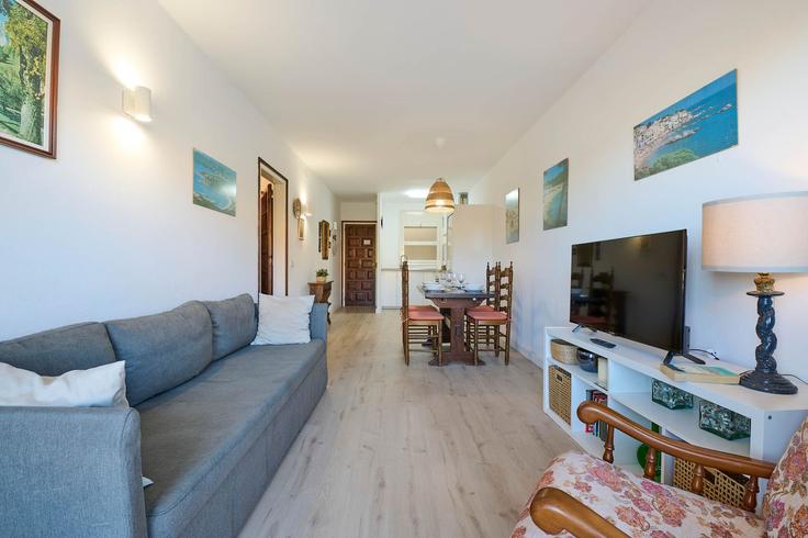 Elegante sala de estar con mobiliario moderno en un apartamento en Building Rambla del President Josep Tarradellas - vacanzes - 1472970 en Calella de Palafrugell, Calella de Palafrugell