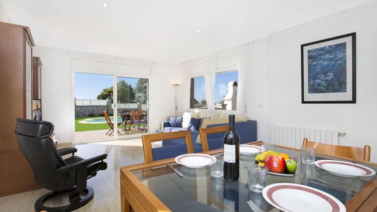 Sala de estar elegantemente projetada com móveis modernos em um apartamento no Building Carrer Pas - vacanzes - 1472962 em Lloret de Mar, Lloret de Mar Sala de estar elegantemente projetada com móveis modernos em um apartamento no Building Carrer Pas - vacanzes - 1472962 em Lloret de Mar, Lloret de Mar