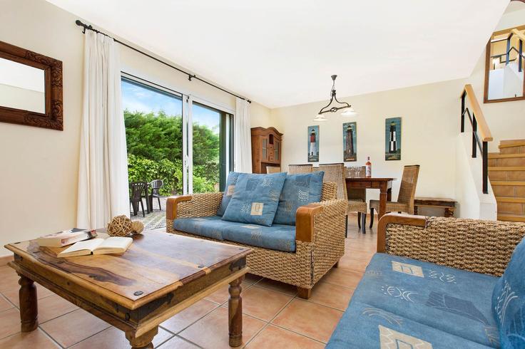 Salle de séjour élégante avec mobilier moderne dans un appartement à Building Carrer Pinsà - vacanzes - 1472980 à Torroella de Montgrí, Torroella de Montgrí Salle de séjour élégante avec mobilier moderne dans un appartement à Building Carrer Pinsà - vacanzes - 1472980 à Torroella de Montgrí, Torroella de Montgrí