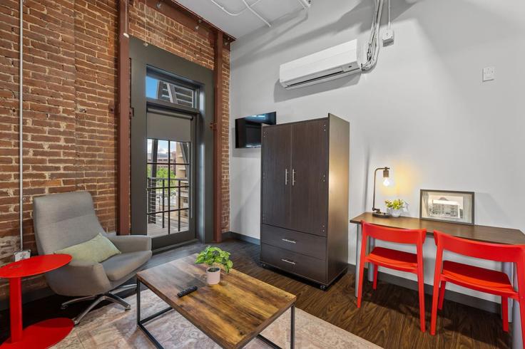 Elegant gestaltetes Wohnzimmer mit moderner Einrichtung in einer Wohnung im Building Georgia Avenue - vacarya-1 - 1697774 in Chattanooga, Chattanooga