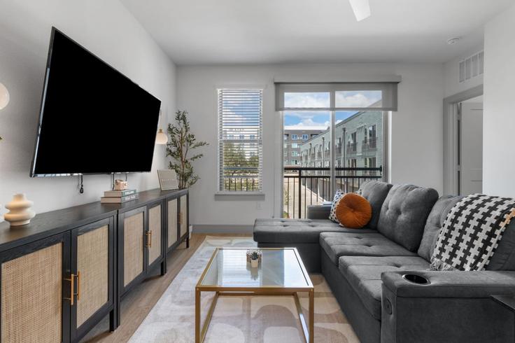 Building Scofield Ridge Parkway - vacarya-1 - 1697812 adresindeki bir dairede modern mobilyalarla zarif bir şekilde tasarlanmış oturma odası Austin, Austin