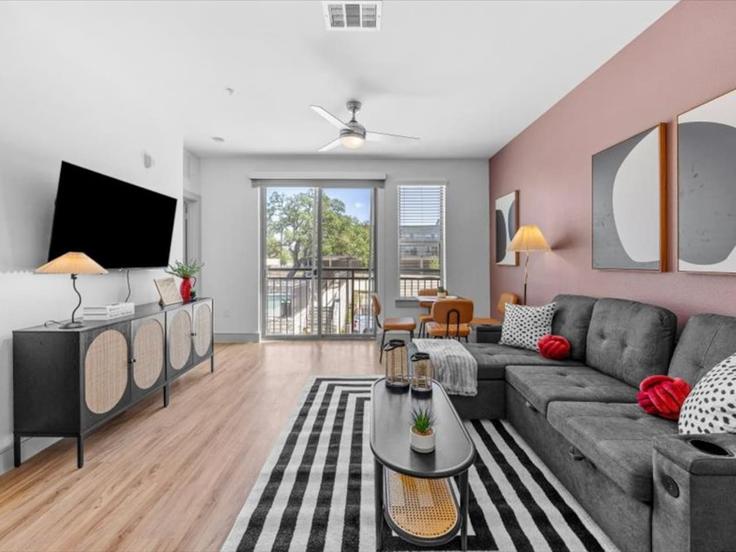Building Scofield Ridge Parkway - vacarya-1 - 1697827 adresindeki bir dairede modern mobilyalarla zarif bir şekilde tasarlanmış oturma odası Austin, Austin