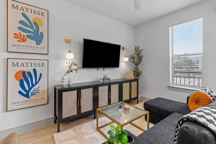 Building Scofield Ridge Parkway - vacarya-1 - 1697833 adresindeki bir dairede modern mobilyalarla zarif bir şekilde tasarlanmış oturma odası Austin, Austin