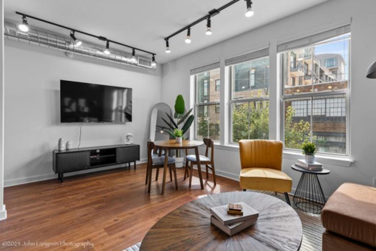 Elegant gestaltetes Wohnzimmer mit moderner Einrichtung in einer Wohnung im Building South Front Street - vacarya-1 - 1697816 in Memphis, Memphis Elegant gestaltetes Wohnzimmer mit moderner Einrichtung in einer Wohnung im Building South Front Street - vacarya-1 - 1697816 in Memphis, Memphis