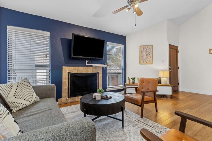 Sala de estar elegantemente projetada com móveis modernos em um apartamento no Building South 1st Street - vacarya-1 - 1697845 em Austin, Austin