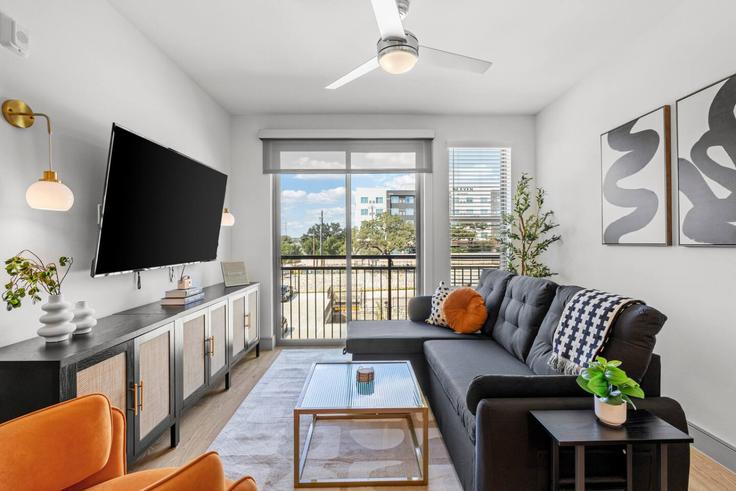 Building Scofield Ridge Parkway - vacarya-1 - 1697850 adresindeki bir dairede modern mobilyalarla zarif bir şekilde tasarlanmış oturma odası Austin, Austin