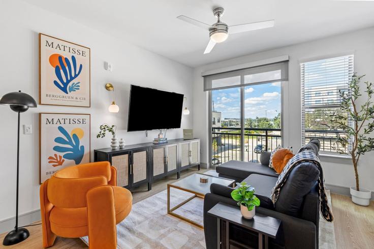 Building Scofield Ridge Parkway - vacarya-1 - 1697838 adresindeki bir dairede modern mobilyalarla zarif bir şekilde tasarlanmış oturma odası Austin, Austin